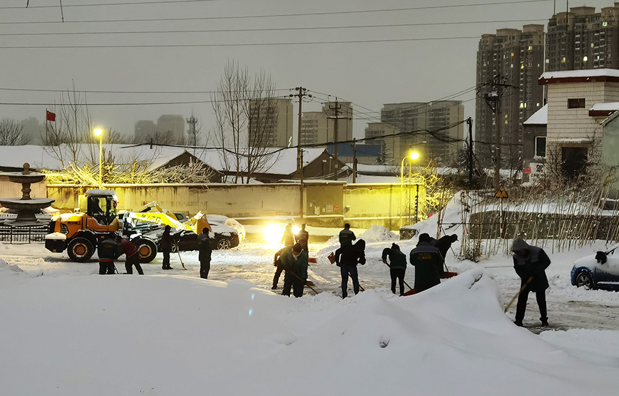 堅(jiān)持發(fā)揚(yáng)掃雪精神，隨下隨清保障平安